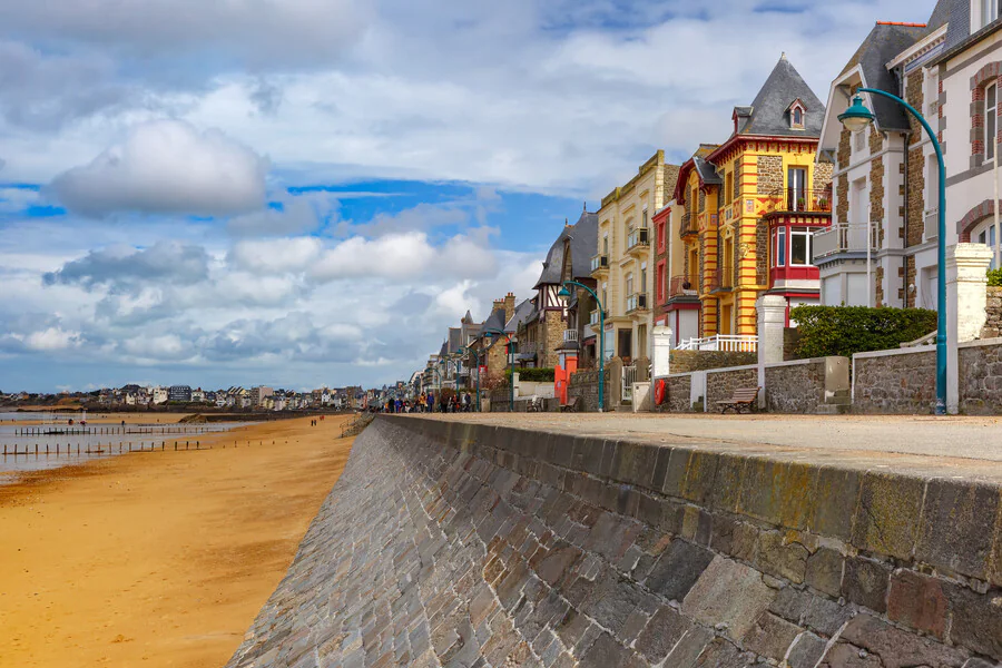 Quels trésors cachés se trouvent dans les départements de Bretagne ?