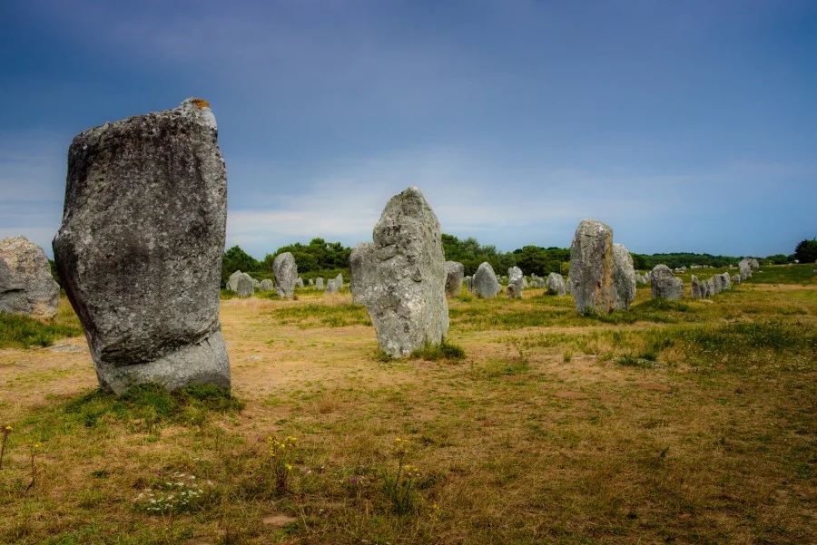 Pourquoi les menhirs de Bretagne fascinent-ils tant ?