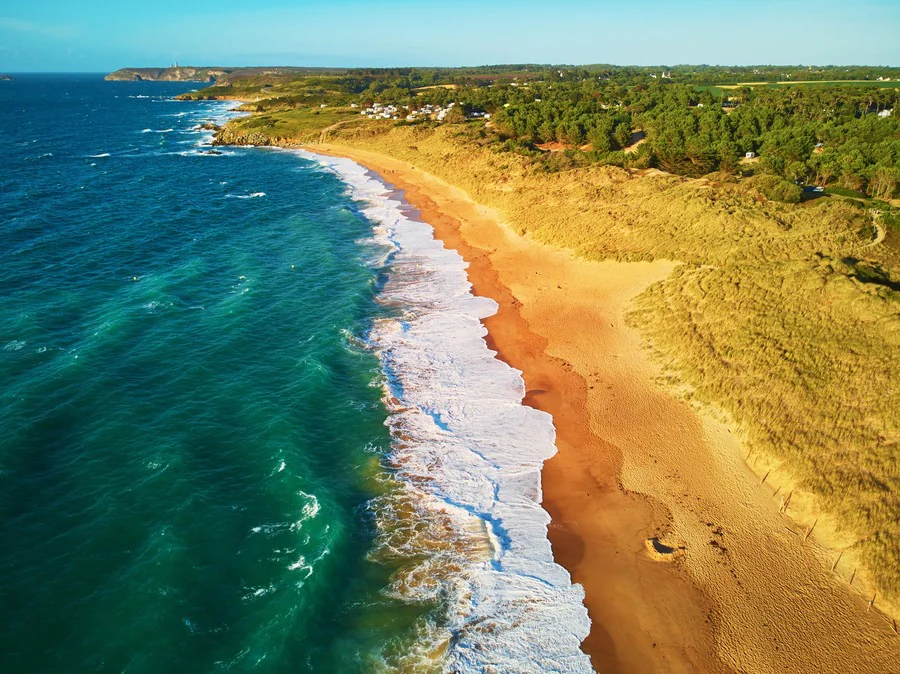 Pourquoi la plage de Kerhillio à Erdeven est-elle incontournable ?