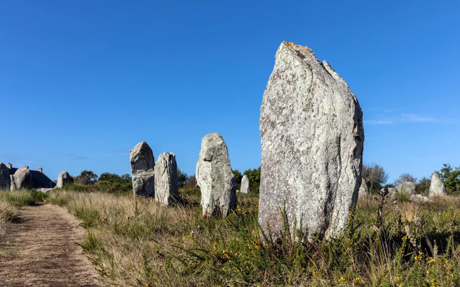 Quelle est la signification des menhirs en Bretagne ?